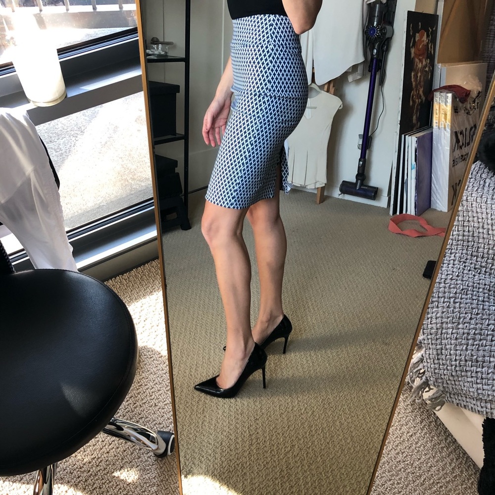 White and Navy patterned stretch pencil skirt